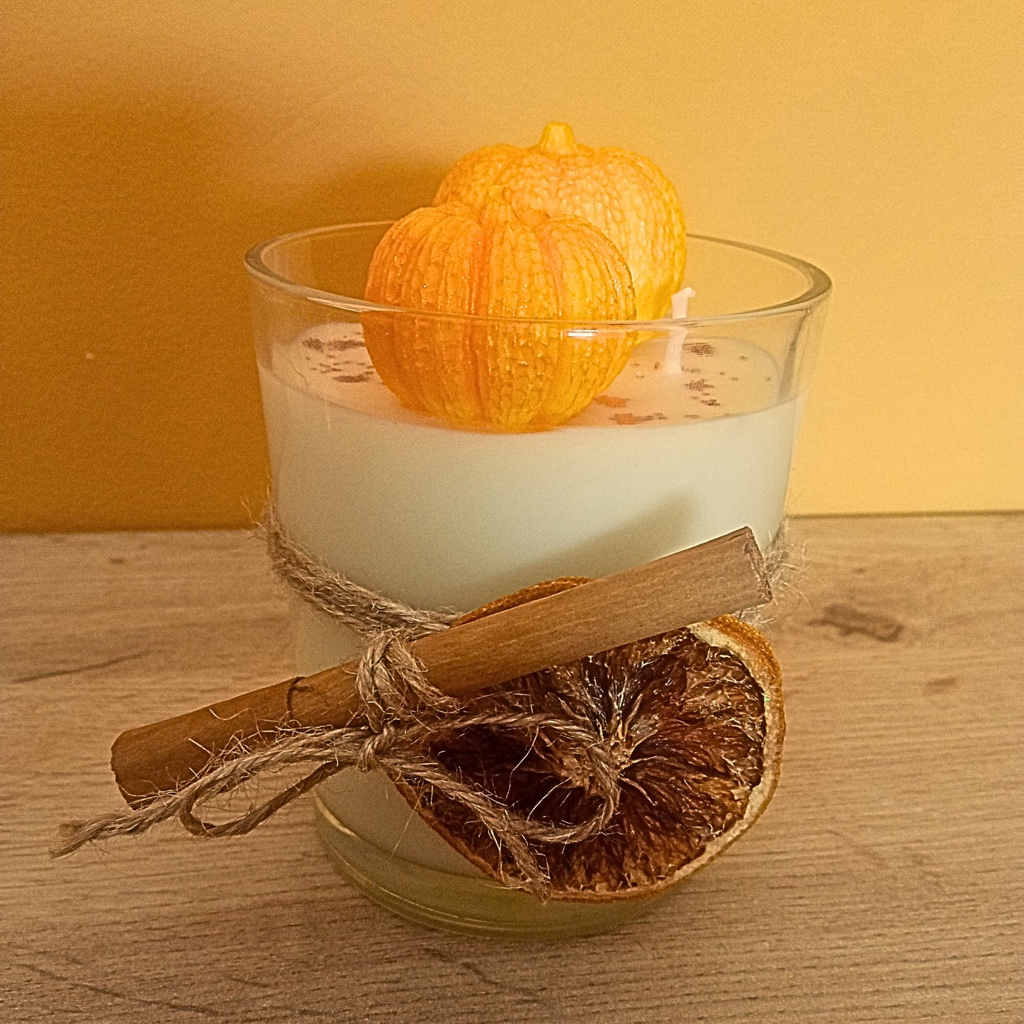 VELA DE CERA DE SOJA CON AROMA A NARANJA Y CANELA